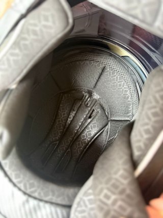 Casco de moto negro con visera