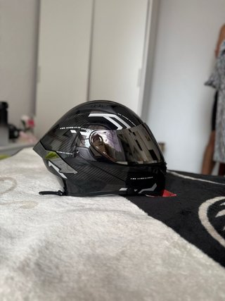 Casco de moto negro con visera