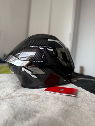 Casco de moto negro con visera