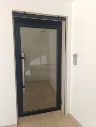 Puerta y persiana de seguridad.