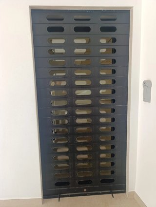 Puerta y persiana de seguridad.
