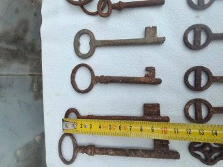 Lote 11 llaves antiguas de hierro