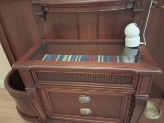 Mueble de entrada de madera y cristal