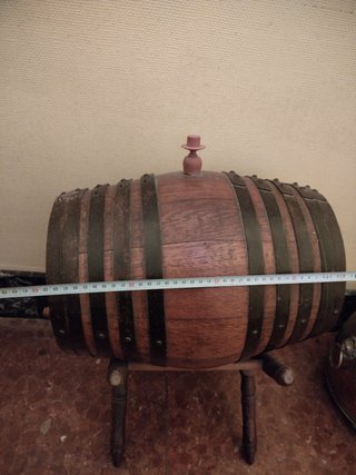 Barril de Madera con Soporte