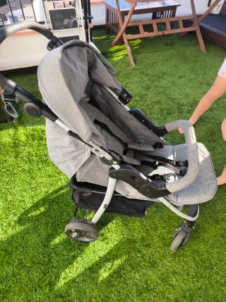 Carrito de bebé gris
