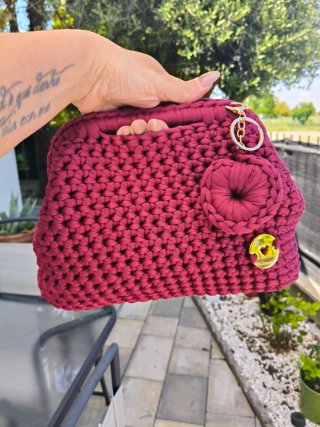 Borsa  clutch con tracolla e portachiavi bordeaux