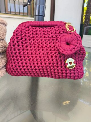 Borsa  clutch con tracolla e portachiavi bordeaux