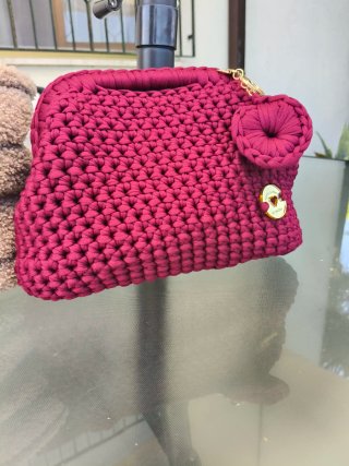 Borsa  clutch con tracolla e portachiavi bordeaux