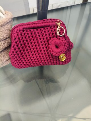 Borsa  clutch con tracolla e portachiavi bordeaux