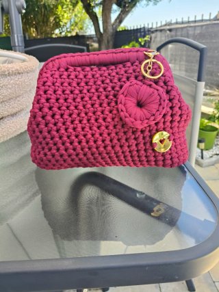 Borsa  clutch con tracolla e portachiavi bordeaux