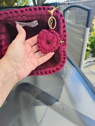 Borsa  clutch con tracolla e portachiavi bordeaux