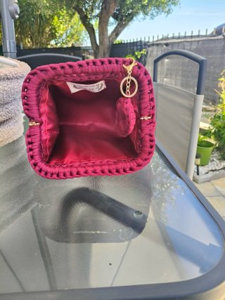 Borsa  clutch con tracolla e portachiavi bordeaux