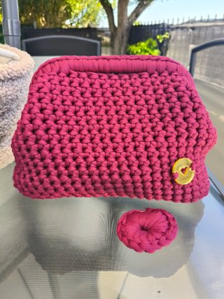 Borsa  clutch con tracolla e portachiavi bordeaux