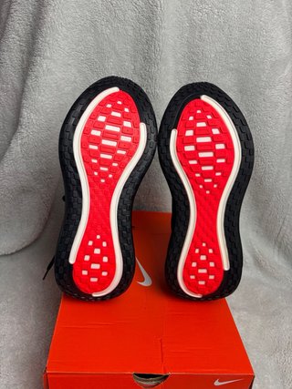 Nike Vomero Plus Talla 41 Negro/Rojo