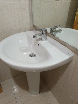 Lavabo, bidé y espejo con luz
