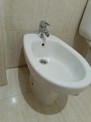 Lavabo, bidé y espejo con luz