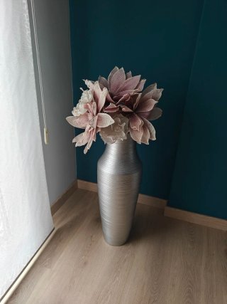 Jarrón plateado con flores de tela