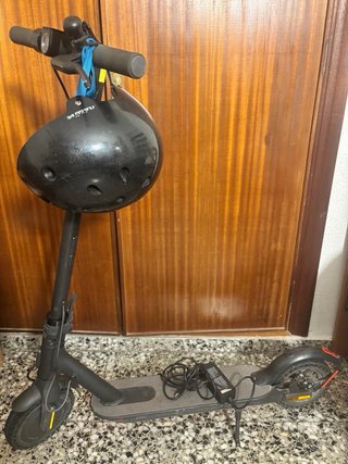 Patinete eléctrico con casco y cargador