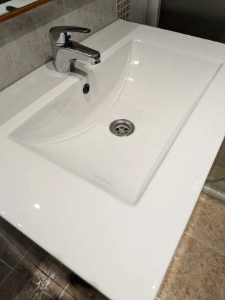 Mueble de baño con lavabo gris