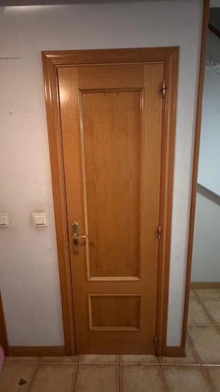 Puertas de madera con pomo y cristal