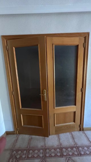 Puertas de madera con pomo y cristal