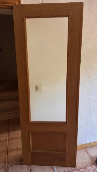 Puertas de madera con pomo y cristal