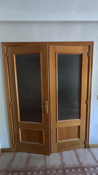 Puertas de madera con pomo y cristal