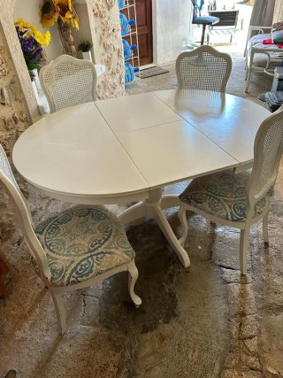Mesa extensible con cuatro sillas