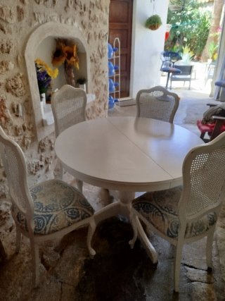 Mesa extensible con cuatro sillas
