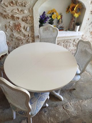 Mesa extensible con cuatro sillas