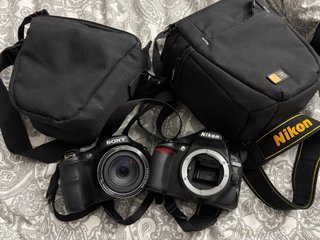 Fotocamere Nikon e Sony con custodie.