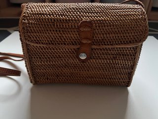 Bolso de mimbre con asa de cuero