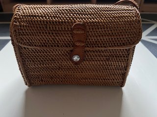 Bolso de mimbre con asa de cuero