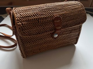 Bolso de mimbre con asa de cuero