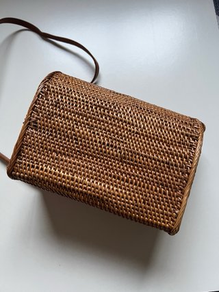 Bolso de mimbre con asa de cuero