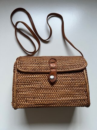 Bolso de mimbre con asa de cuero
