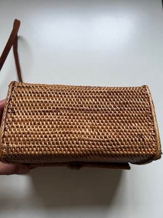 Bolso de mimbre con asa de cuero