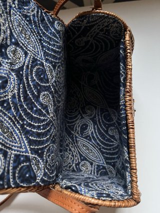 Bolso de mimbre con asa de cuero