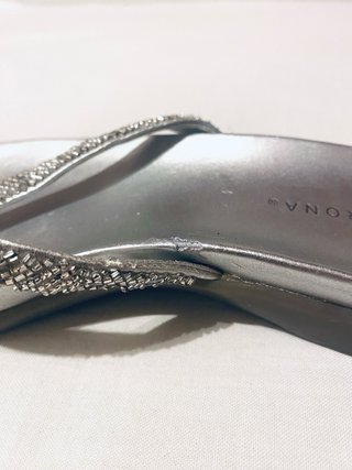 Chanclas plateadas con pedrería talla 6 1/2 (USA)