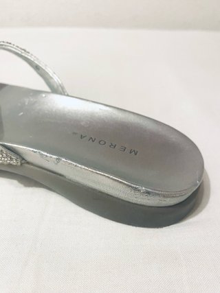 Chanclas plateadas con pedrería talla 6 1/2 (USA)