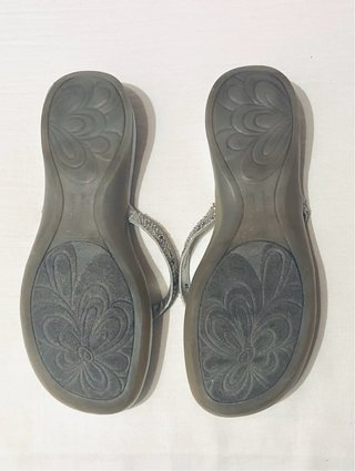 Chanclas plateadas con pedrería talla 6 1/2 (USA)