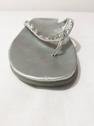 Chanclas plateadas con pedrería talla 6 1/2 (USA)