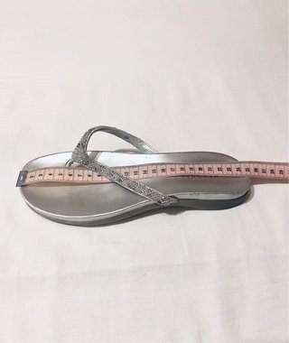 Chanclas plateadas con pedrería talla 6 1/2 (USA)