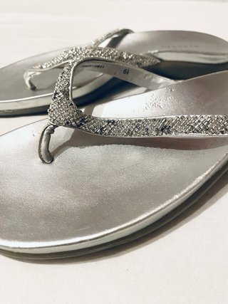 Chanclas plateadas con pedrería talla 6 1/2 (USA)