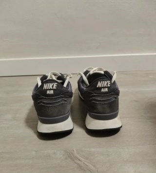 Zapatillas Nike grises y blancas