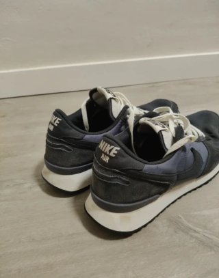 Zapatillas Nike grises y blancas