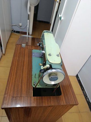 Máquina de coser alfa operativa