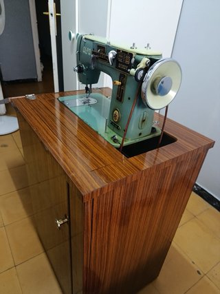 Máquina de coser alfa operativa