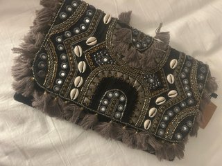 Cartera de mano bordada con flecos