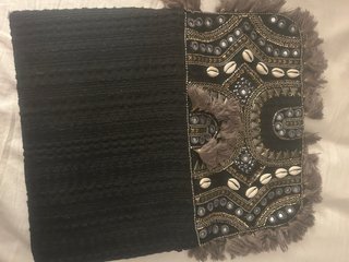 Cartera de mano bordada con flecos